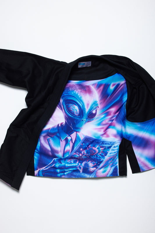 Unisex Kimono – Alien Reading Newspaper