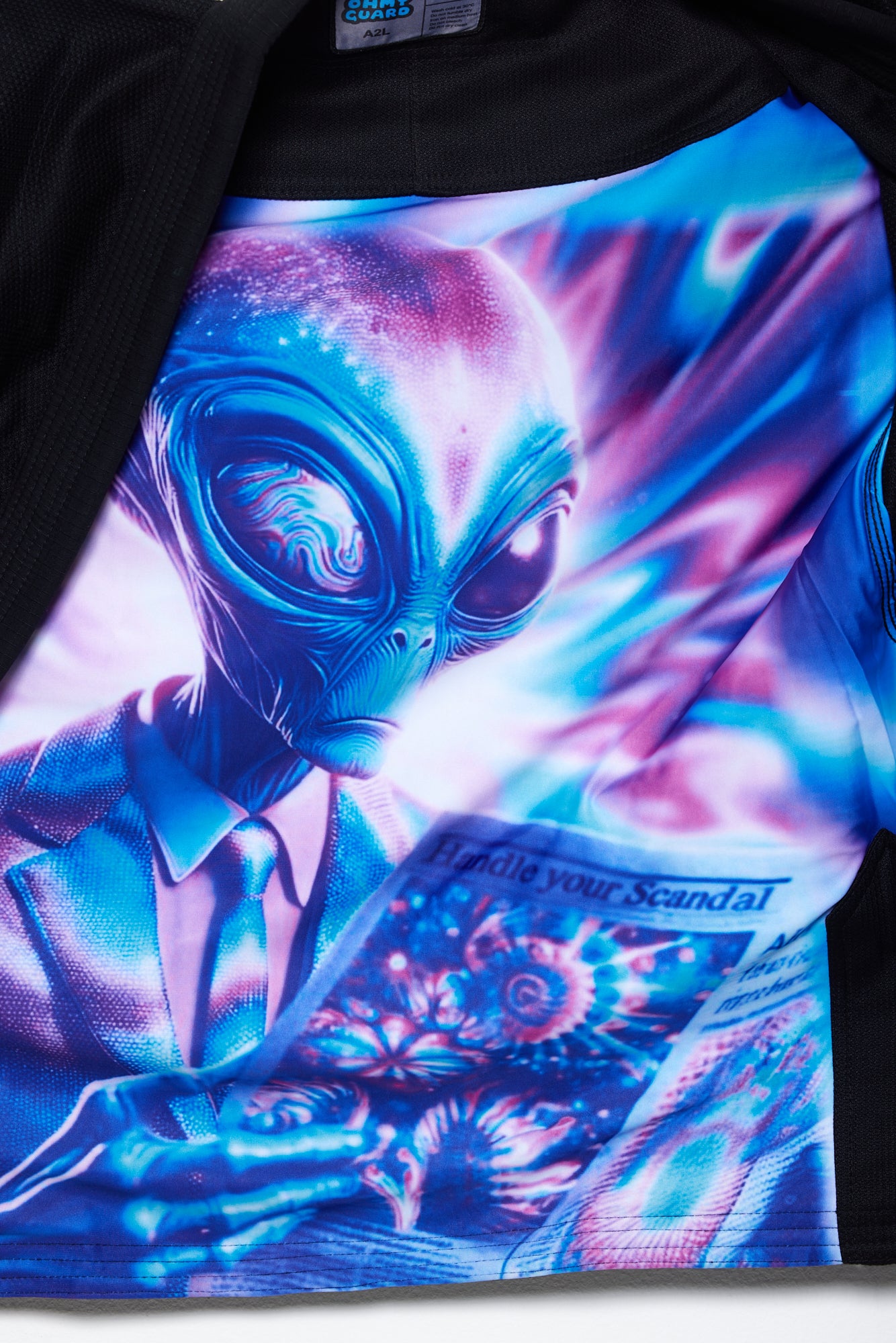 Unisex Kimono – Alien Reading Newspaper